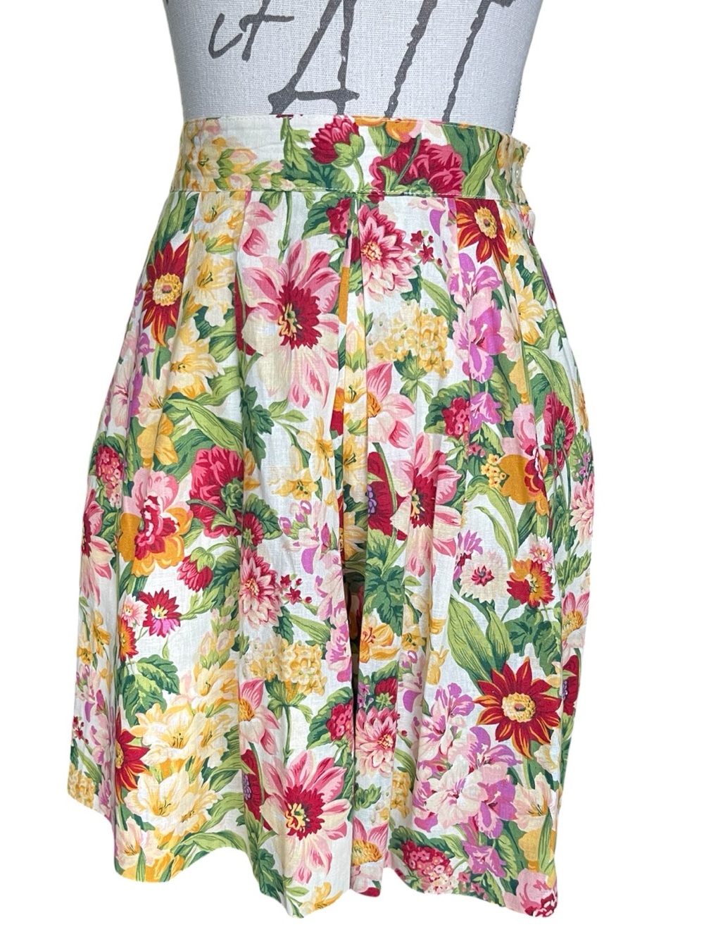 Vintage Susan Bristol Cotton/Linen Vibrant Floral Box Pleat Hi Waist Shorts (4)